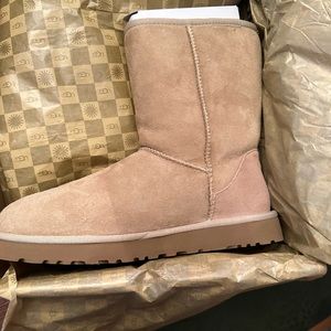 Women’s Classic Short Ugg’s size 10